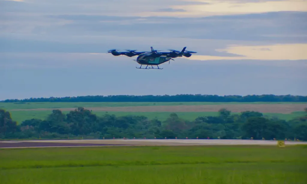Eve, da Embraer, faz primeiro voo do protótipo de “carro voador”