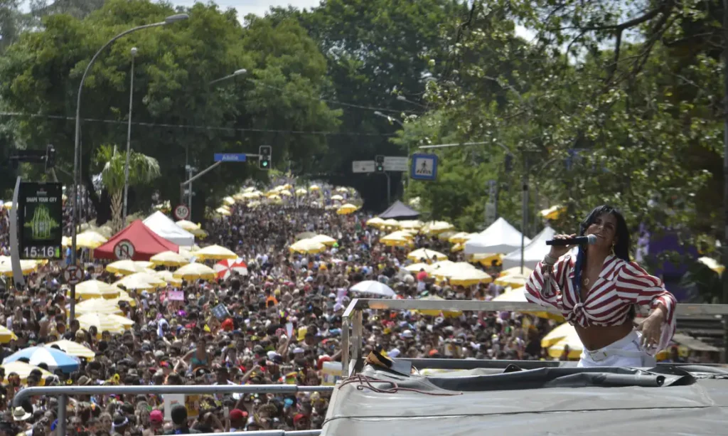 SP: Agrada Gregos é destaque deste sábado; veja programação de blocos