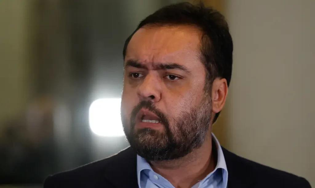 Cláudio Castro diz que sai do governo do Rio “de cabeça erguida”