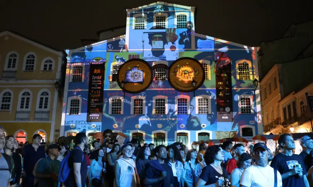 Flipelô começa em Salvador com música, poesia e grande participação