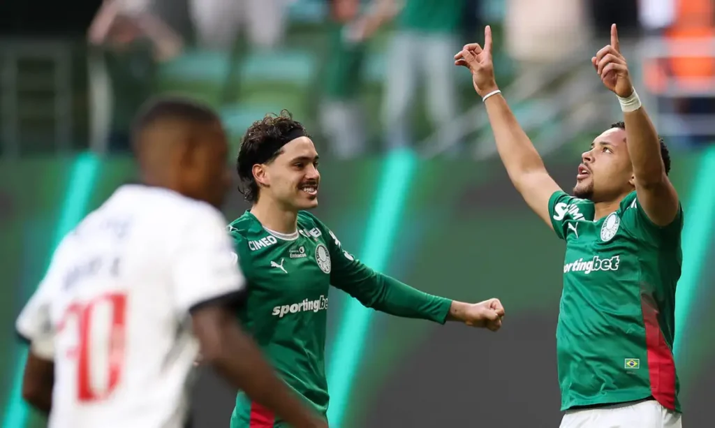 Palmeiras goleia Vasco e volta a abrir frente no Brasileirão: 4 a 1